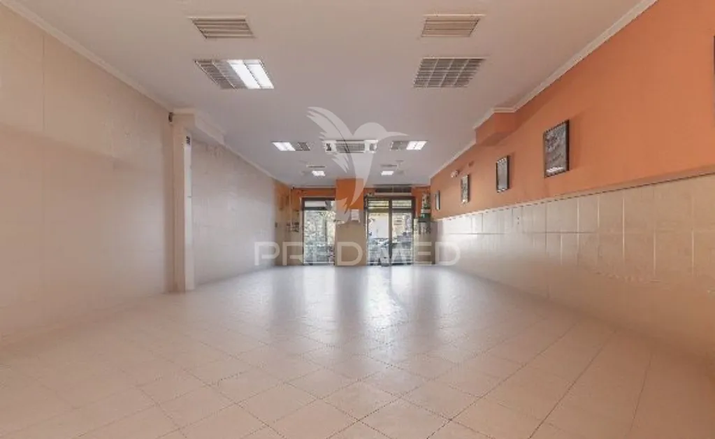 Entrée - Versatile Shop with Strategic Location in Laranjeiro