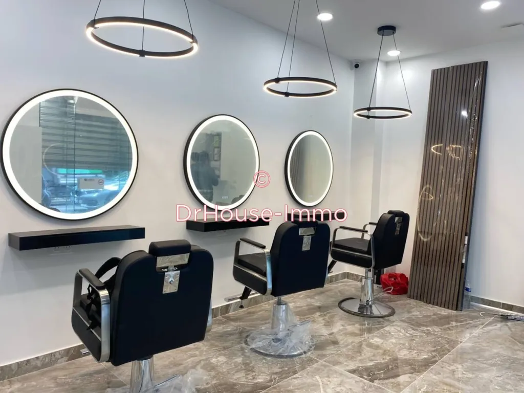 Salles de bain - Salon de Coiffure avec Vitrine sur Boulevard à Paris