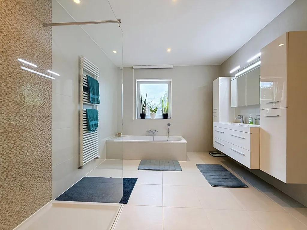 Bagni - Contemporary House with Solar Panels in Erembodegem