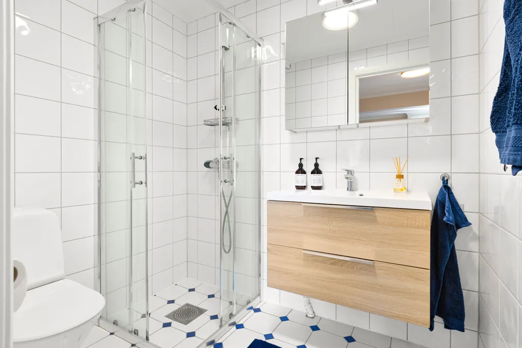 Bathrooms - Spacious Terraced House with Terrace in Quiet Area