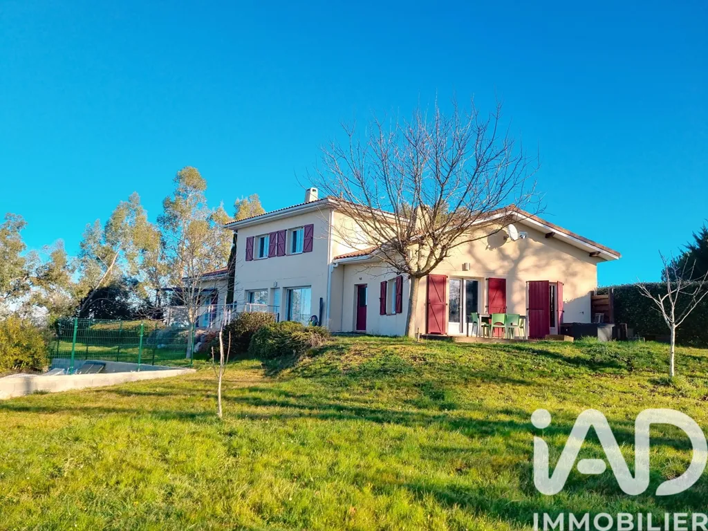 Exterior - 10-Room House with Pool in Gaujac