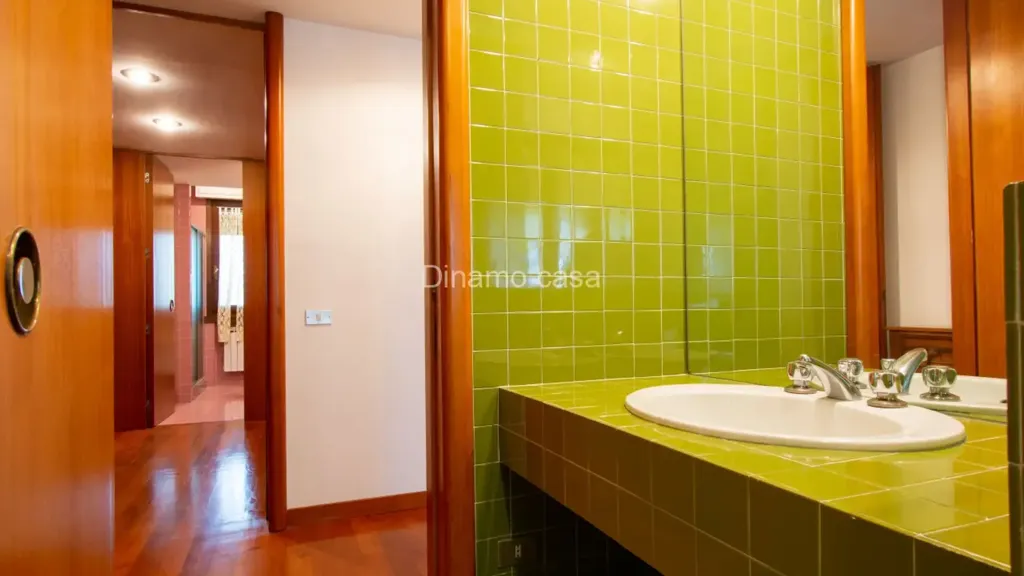 Salles de bain - Spacious 3-Bedroom Apartment with Terrace in Prato