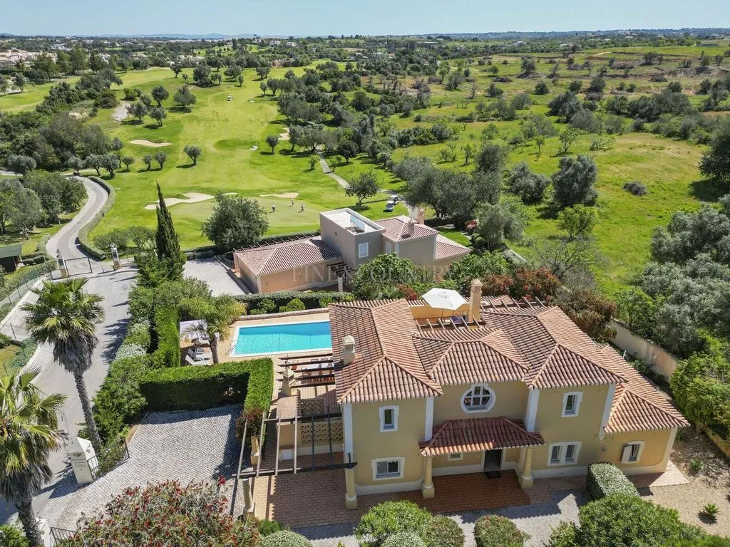 Õhuvaade - Luxury Villa with Golf Views in Estômbar