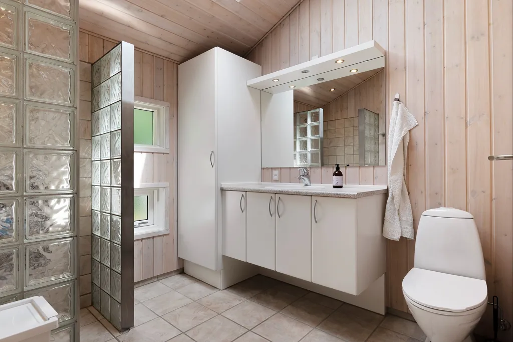 Bathrooms - Quality Summerhouse with Garden in Helberskov
