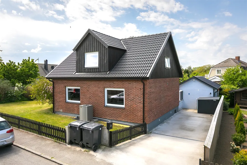 Exterior - Modernised Villa with Guesthouse in Malmö