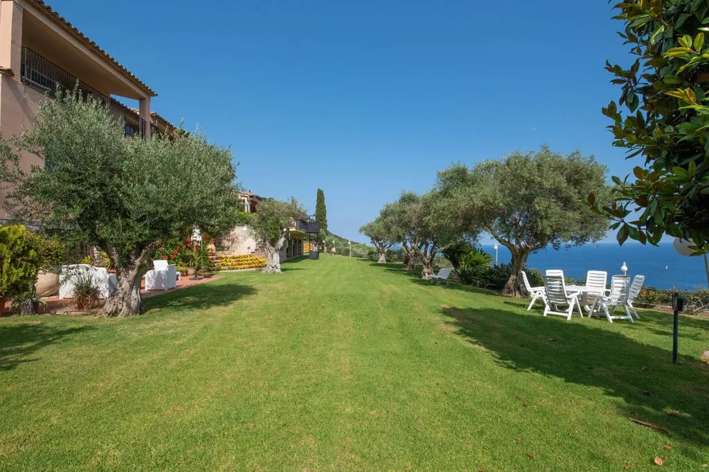 Garden - Mediterranean House with Sea Views in Begur