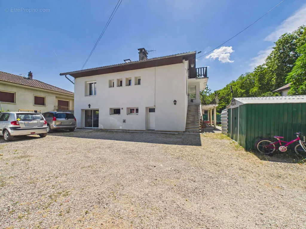 Esterno - Three-Level House with Terrace in Chambéry