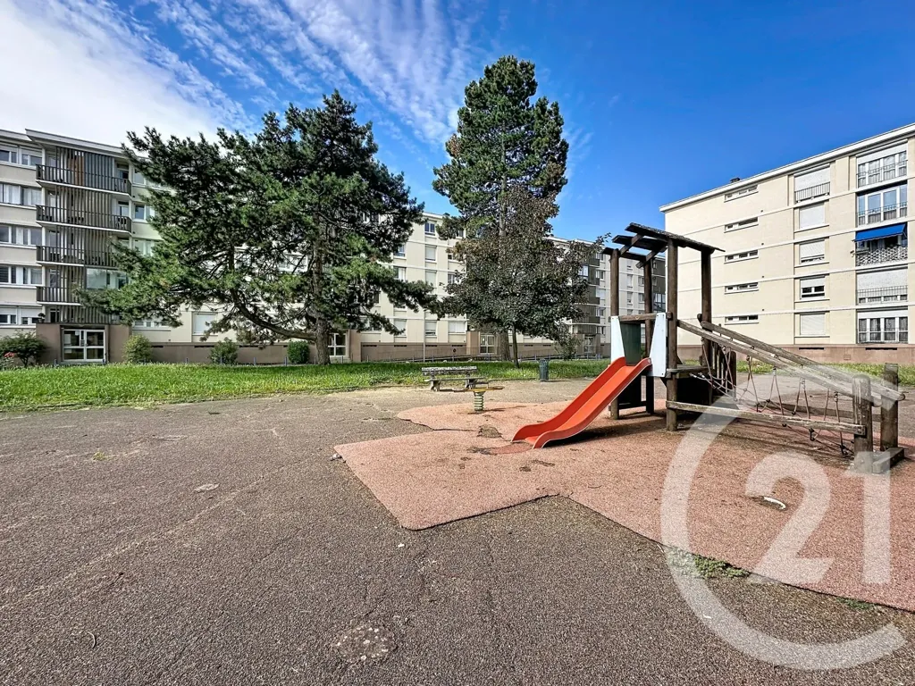 Aed - 3-Bed Apartment with Balcony in Corbas