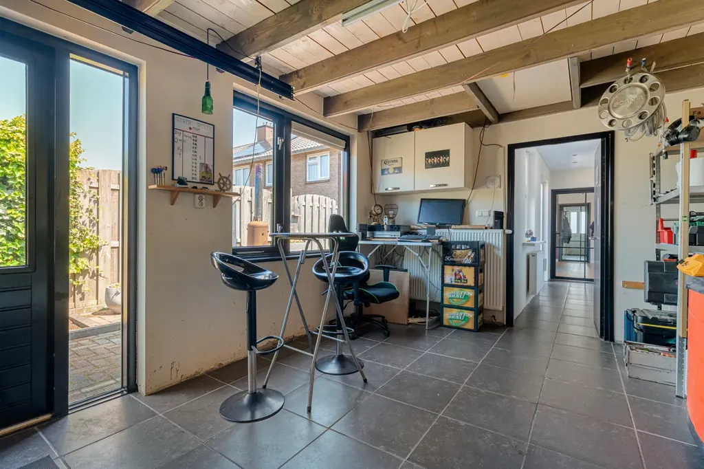 Cuisine - Modernised Semi-detached House in Lutten