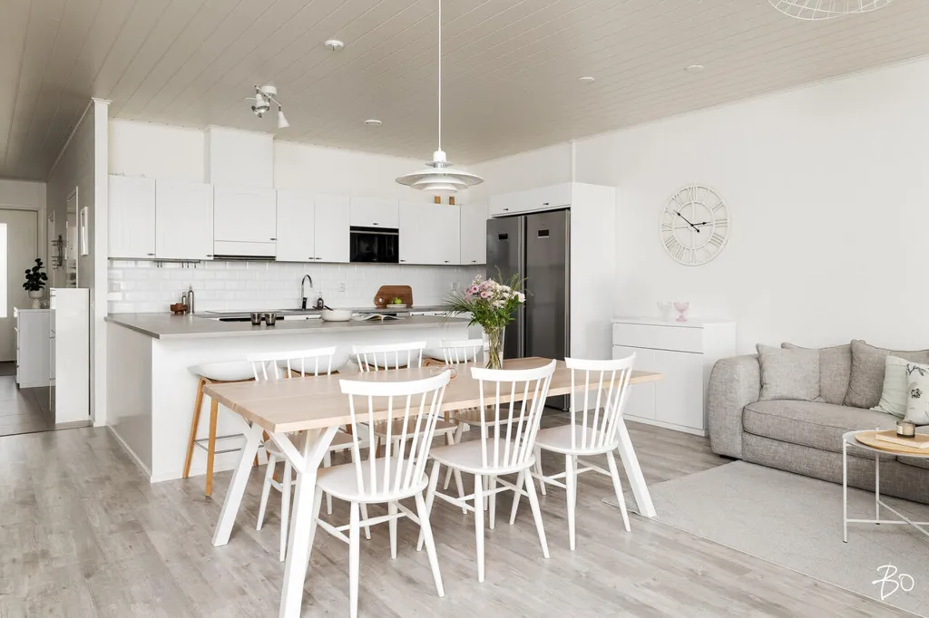 Salle à manger - Modern End-Unit Apartment with Balcony in Kantola