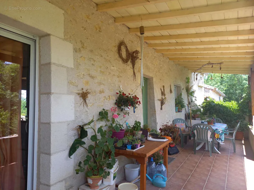 Terrasse - Ensemble Immobilier Rénové avec Piscine près de Cahors