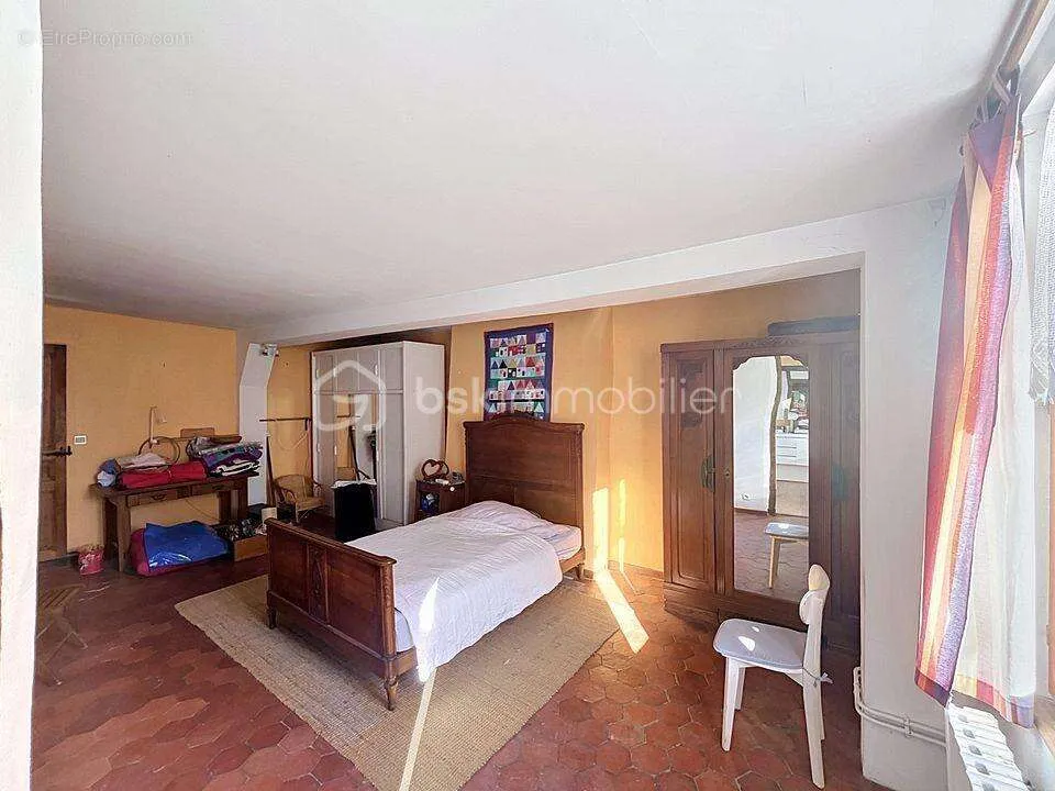 Bedrooms - Historic 7-Piece House near Chambly