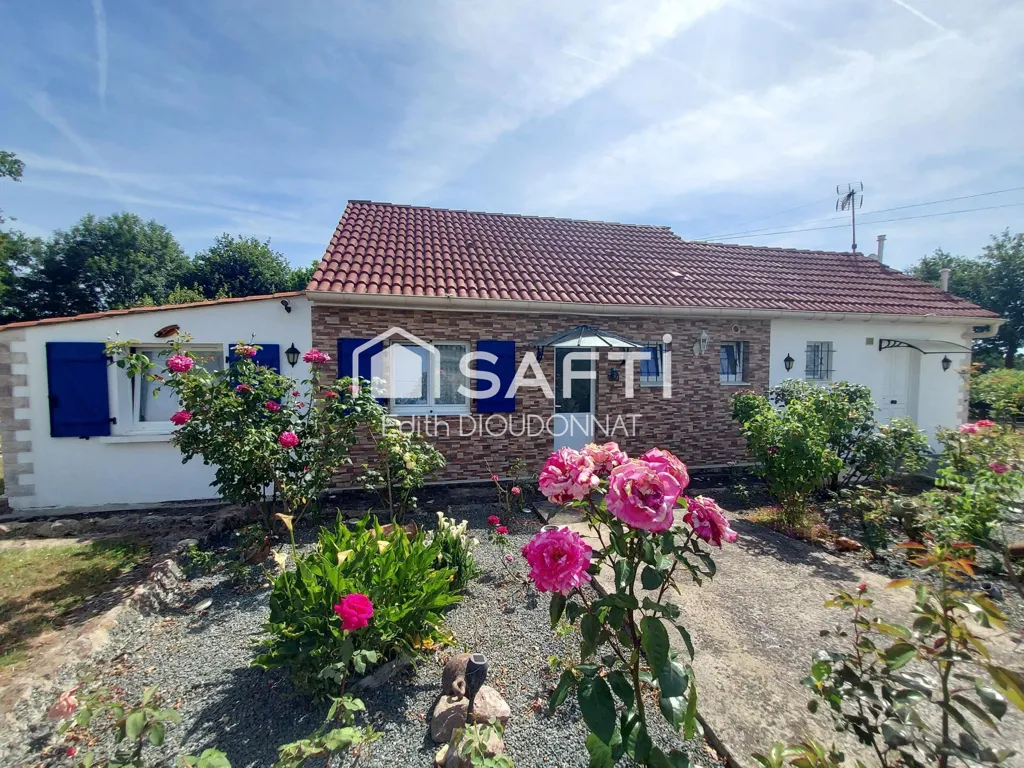 Exterior - House with Heated Veranda in Saint-Vincent-sur-Graon