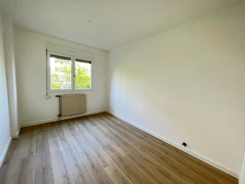 Toad - Spacious 5-Bedroom Flat with Balcony in Fauriel