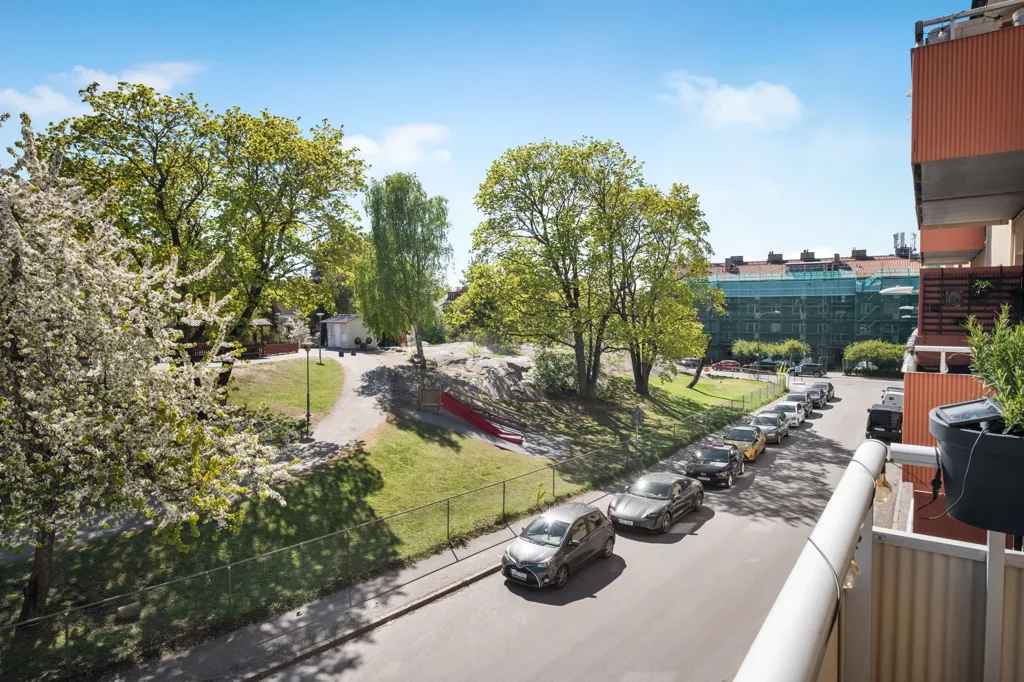 Balcon - Bright Two-Bedroom Flat with South-Facing Balcony