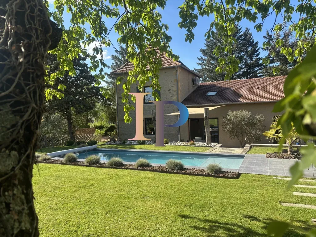 Piscine - Maison en Pierre Rénovée avec Piscine près de Charlieu