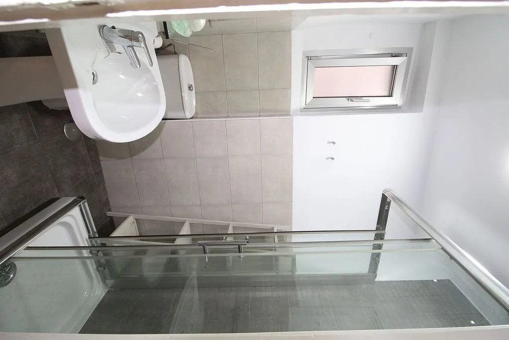 Vannitoad - Furnished Flat with Heating in Trafalgar
