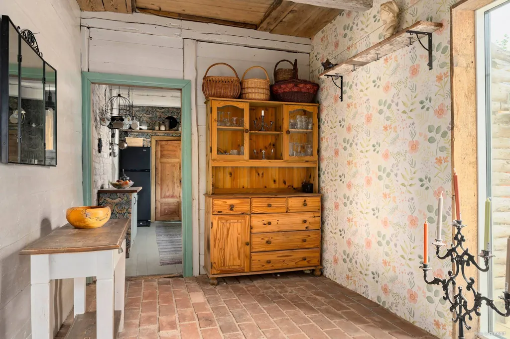 Esik - Historic Farmhouse with Garden in Harholma