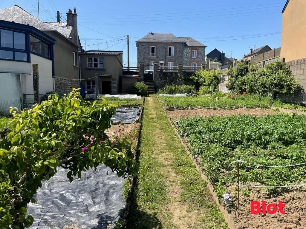 Jardin - Terrain à Fougeres, Proche Commerces