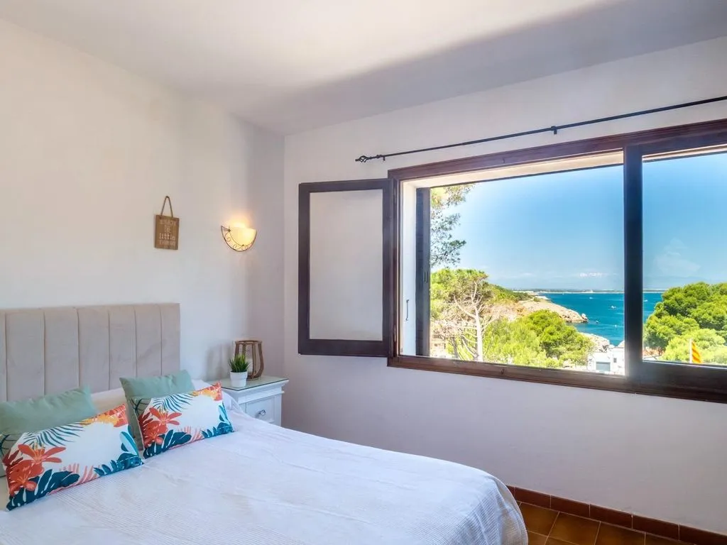 Bedrooms - Sea View House with Pool in Cala Mateua