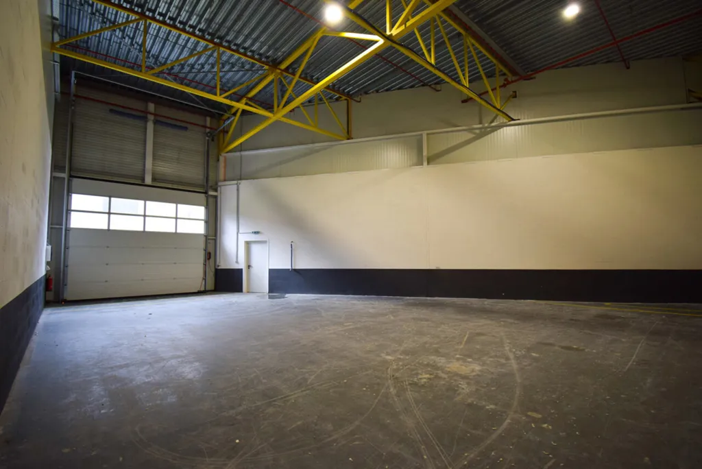 Garaaž - Commercial Storage with High Ceiling in Beersel