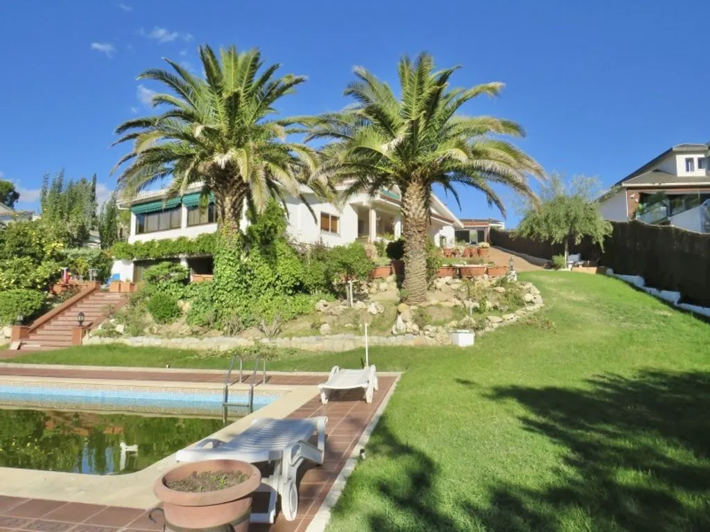 Piscine - Luxury House with South-Facing Views in Algete