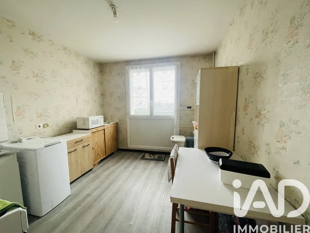 Köök - Spacious 3-Bedroom Apartment with Balcony in Troyes