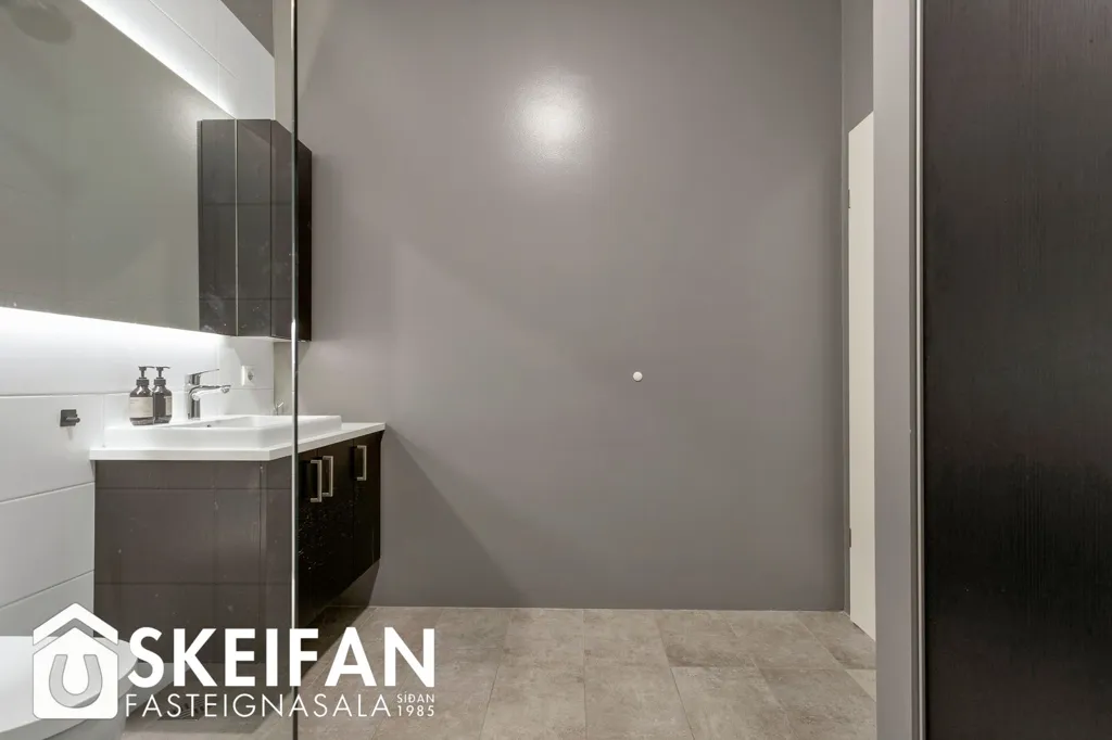 Salles de bain - Bright 3-Bed Apartment with Balcony in Reykjavik