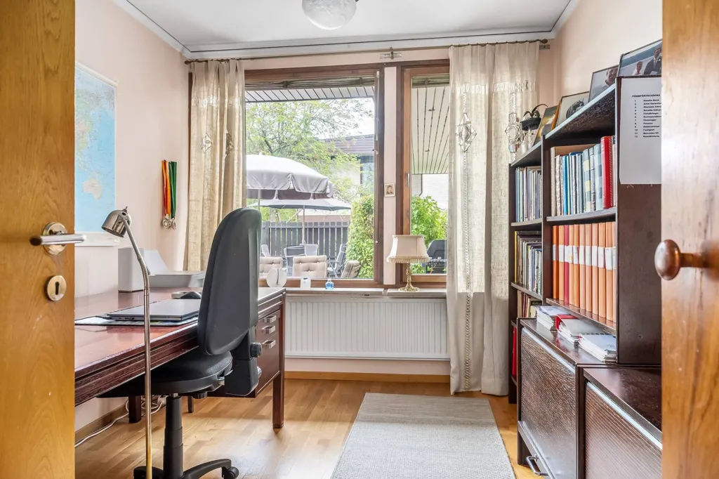 Bureau - Architectural Villa with Garden in Norrköping