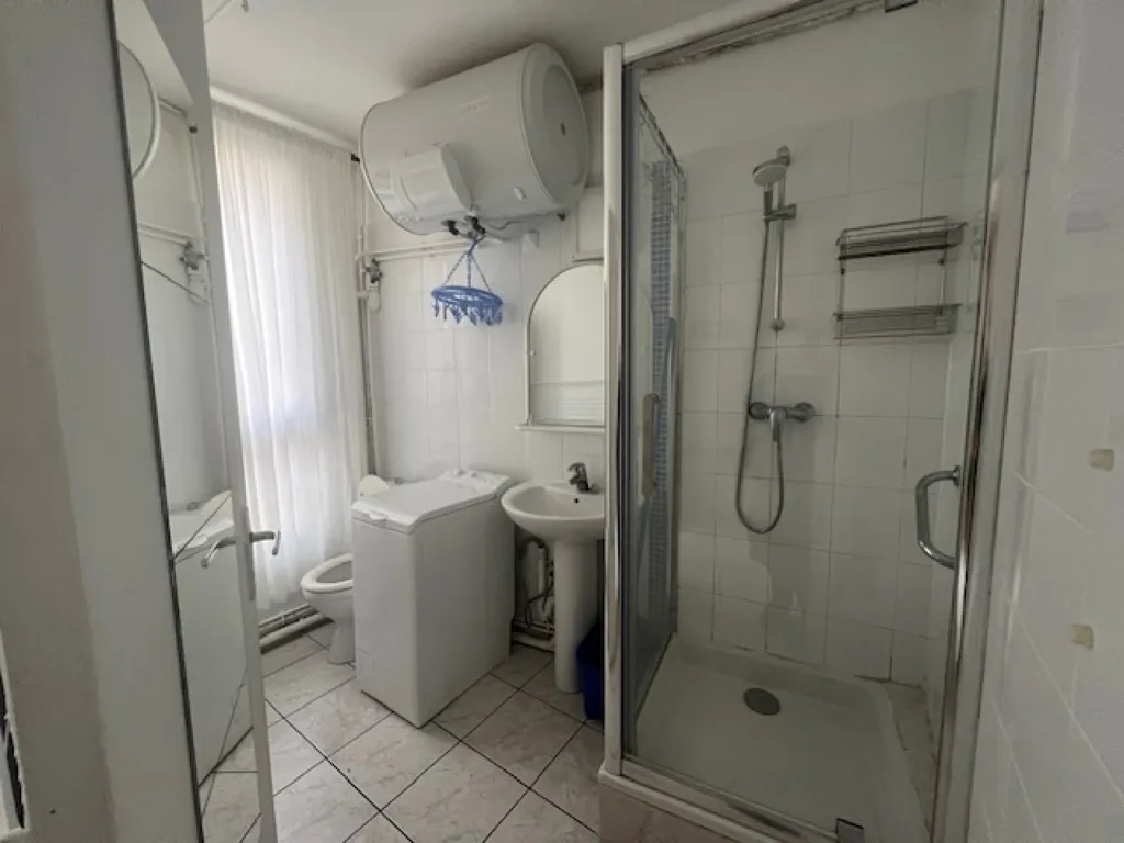 Salles de bain - Appartement 2 Pièces avec Cour Pavée à Paris 10ème