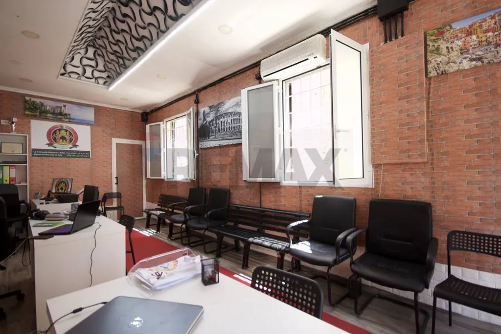 Office - Commercial Unit with High Street Visibility in Rome