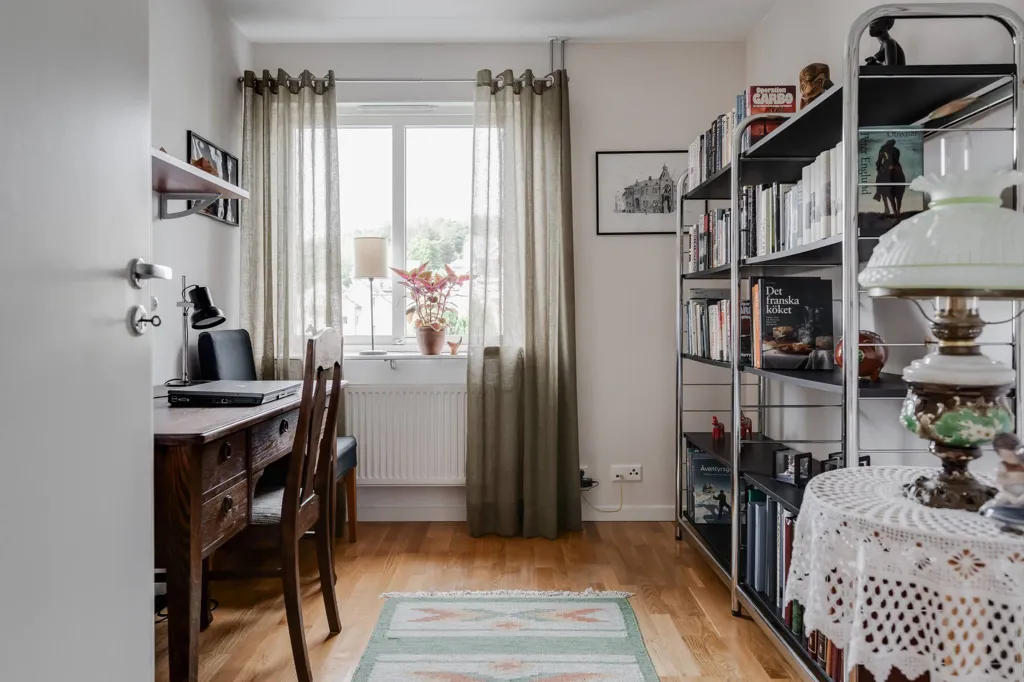 Kabinet - Renovated Three-Bedroom with Balcony in Bergdalen