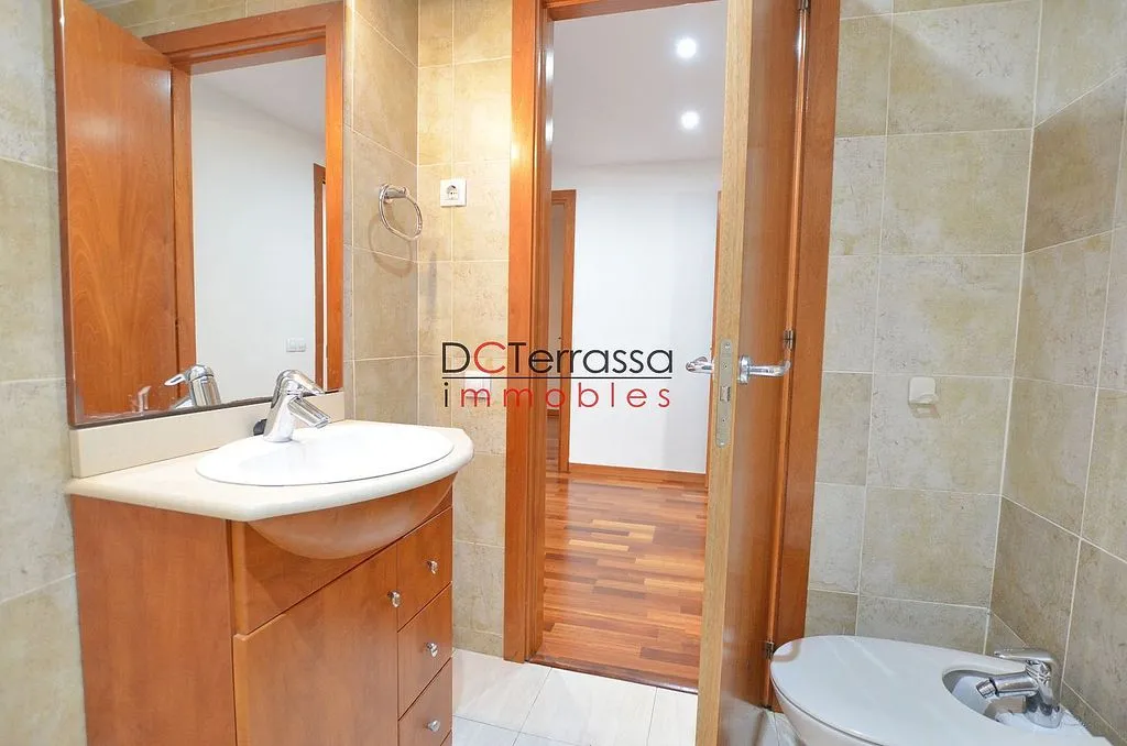 Bathrooms - Apartment with Balcony in Vallparadís, Terrassa