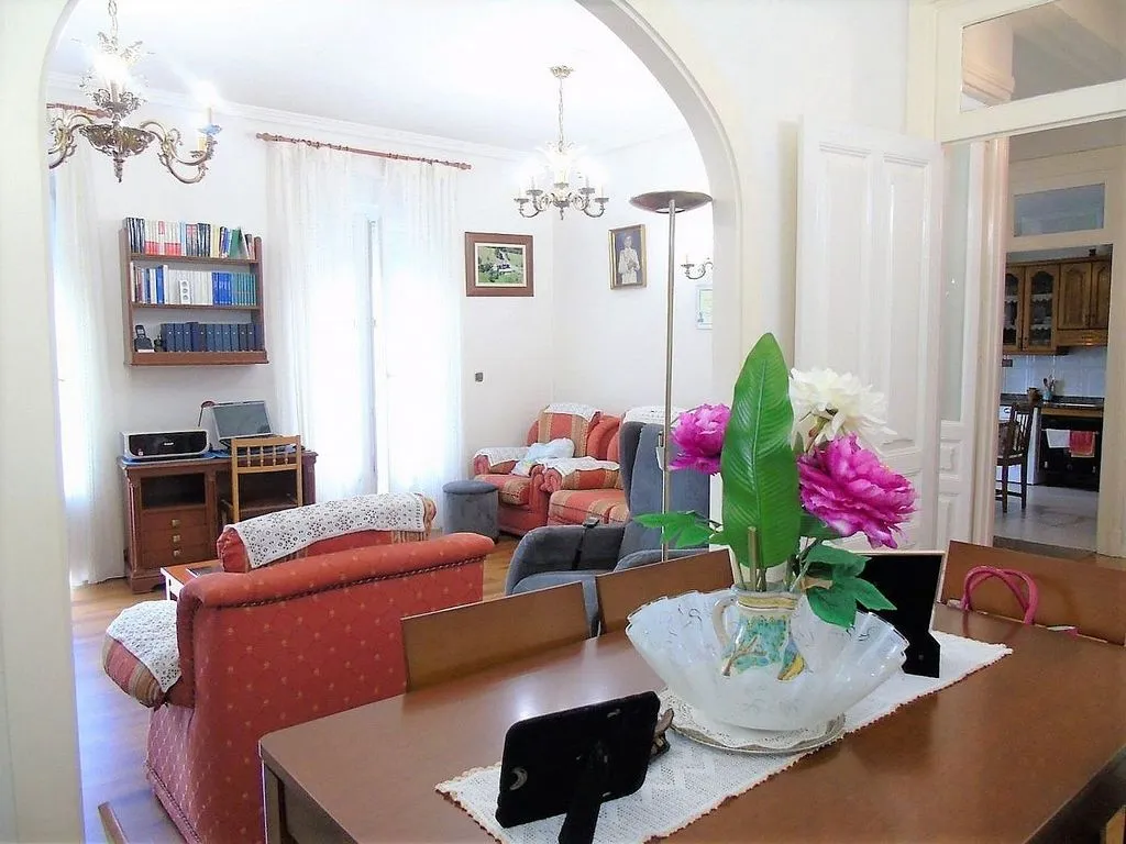 Salle à manger - Historic Apartment with Balcony in City Centre