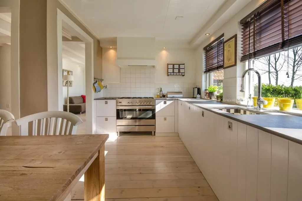 Kitchen - 2-Bedroom Apartment with Balcony in Puteaux