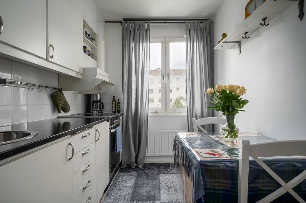 Cucina - Well-Planned Two-Bedroom Flat with Garden Access