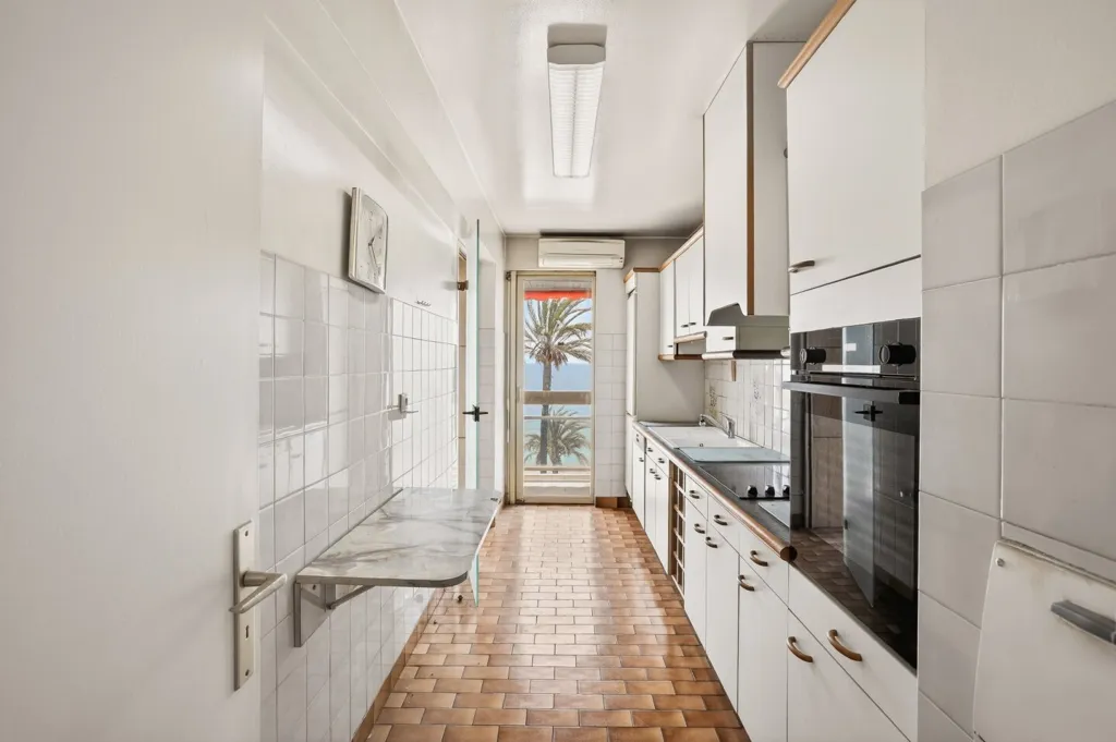 Köök - 3-Bedroom Apartment with Potential in Nice