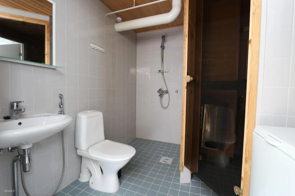 Bathrooms - Renovated Studio with Sauna in Jyväskylä Centre