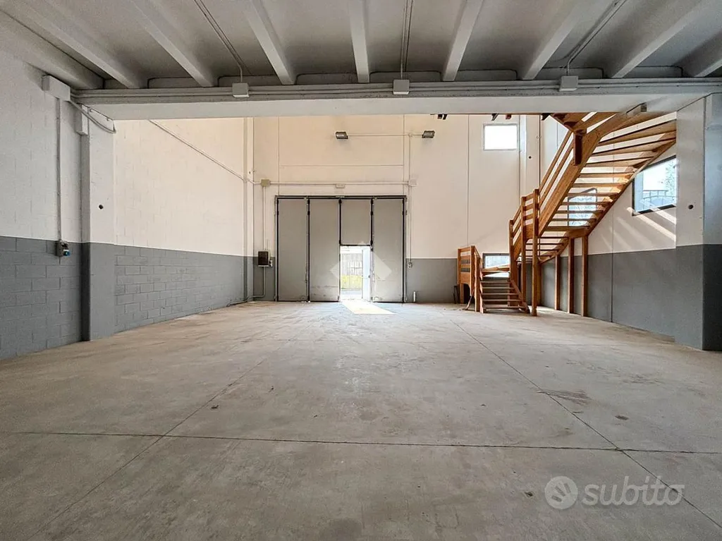Garage - Warehouse with Mezzanine in Mozzo