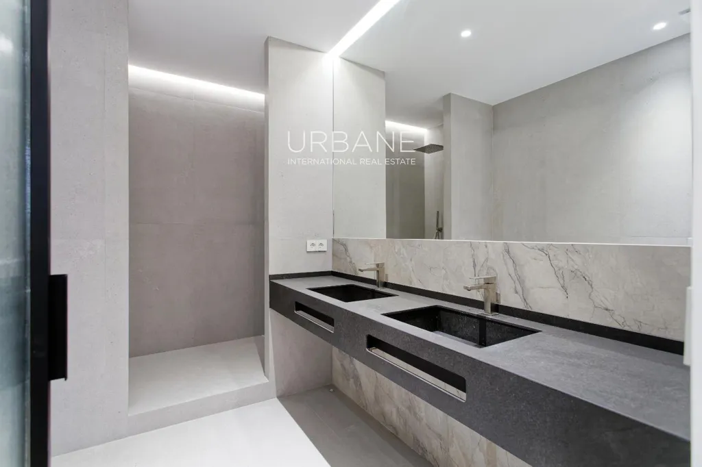 Bagni - Renovated Flat with Terraces in Eixample, Barcelona