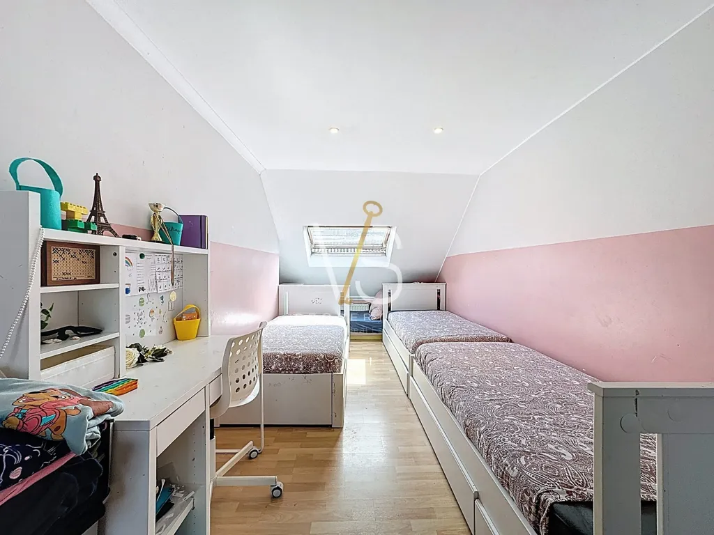 Chambres - Maison 5 Chambres avec Entrepôt à Anderlecht