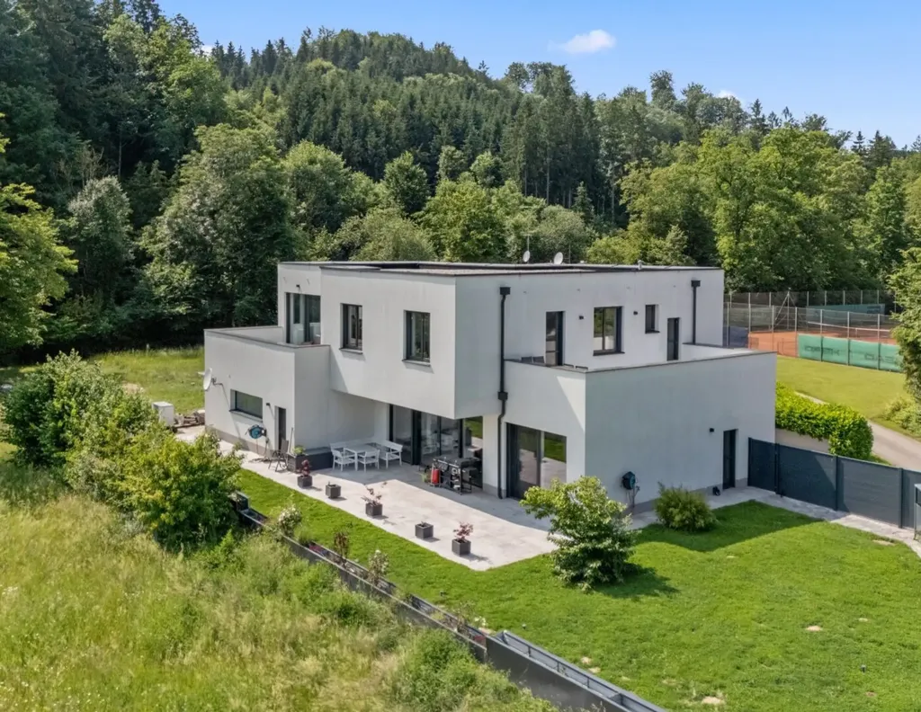 Exterior - Luxury Villa with Lake View in Ohlsdorf