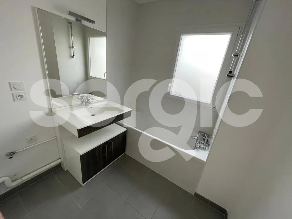 Bagni - 3-Bed Flat with Balcony in Saint Herblain