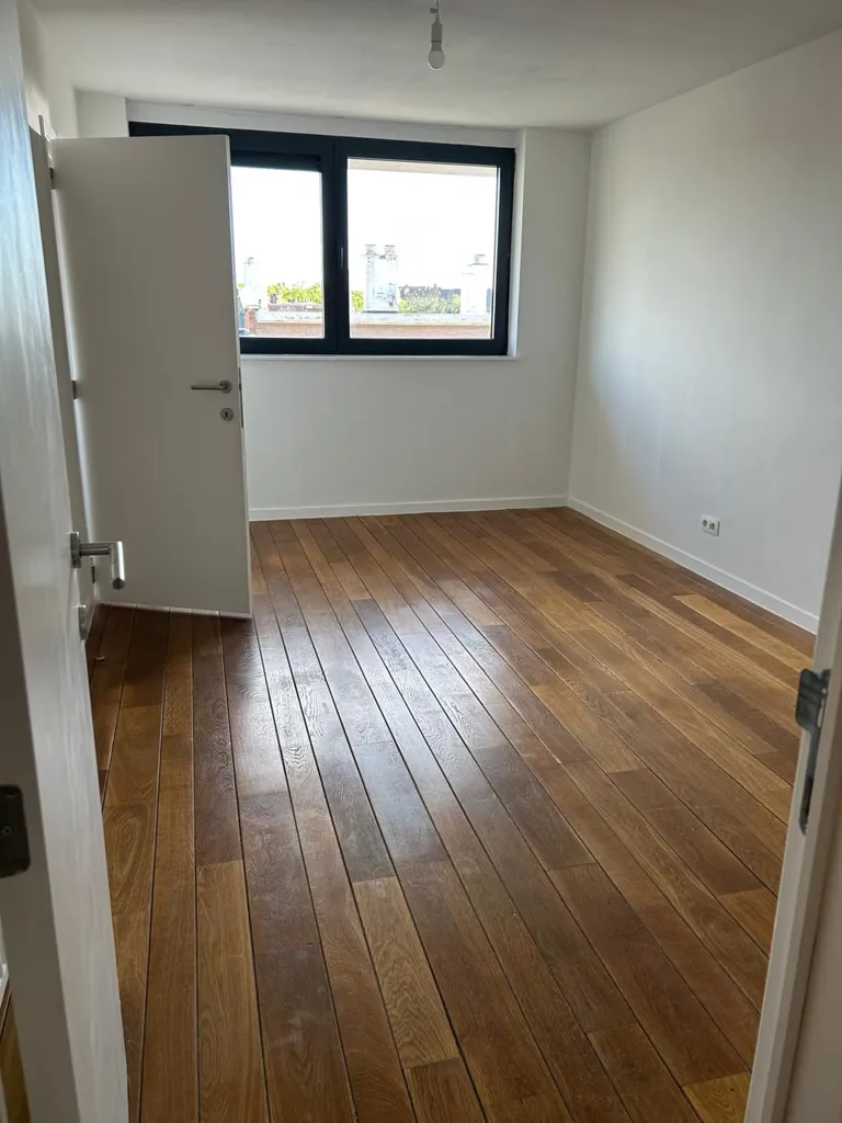 Toad - Spacious 3-Bedroom Apartment with Terrace in Central Location
