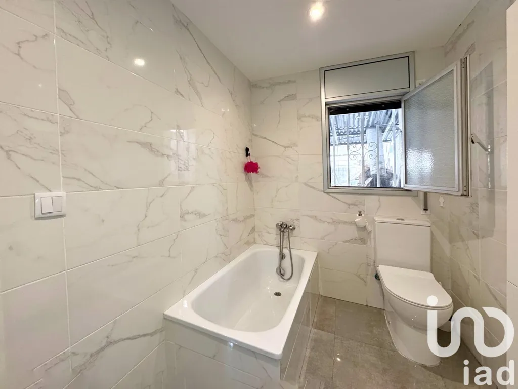 Salles de bain - Twin-Storey House with Multiple Terraces in Cambrils