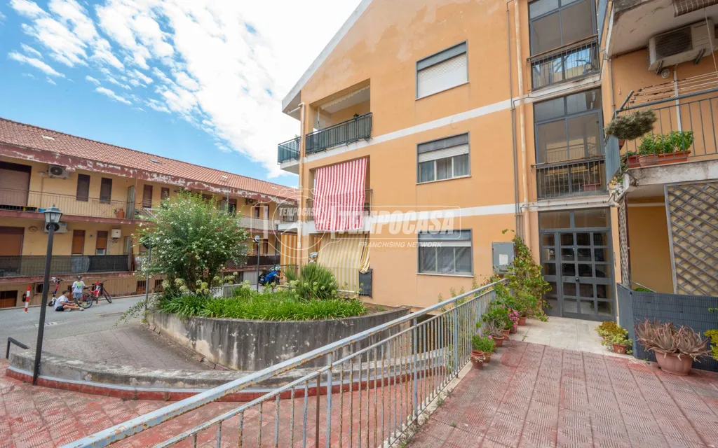 Aed - First Floor Flat with Balcony in Messina