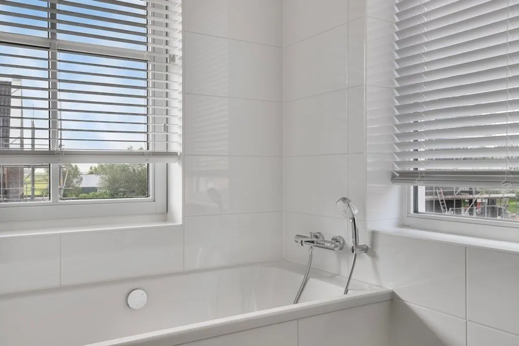 Salles de bain - Modern Hoekwoning with Garden in Leidschendam