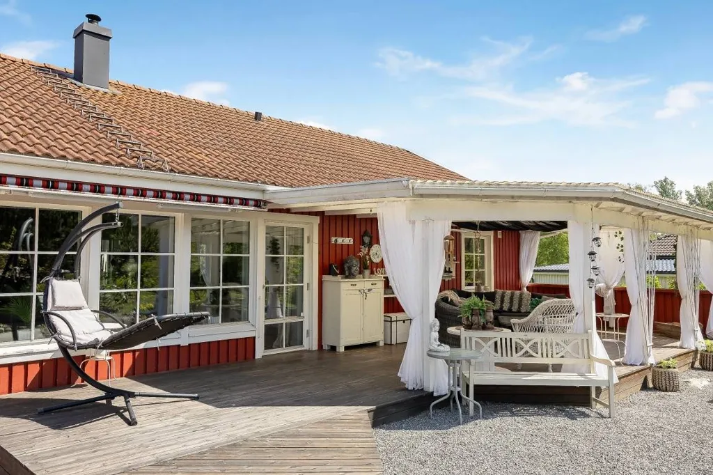 Terrasse - Classical Red Villa with Pool in Tillinge