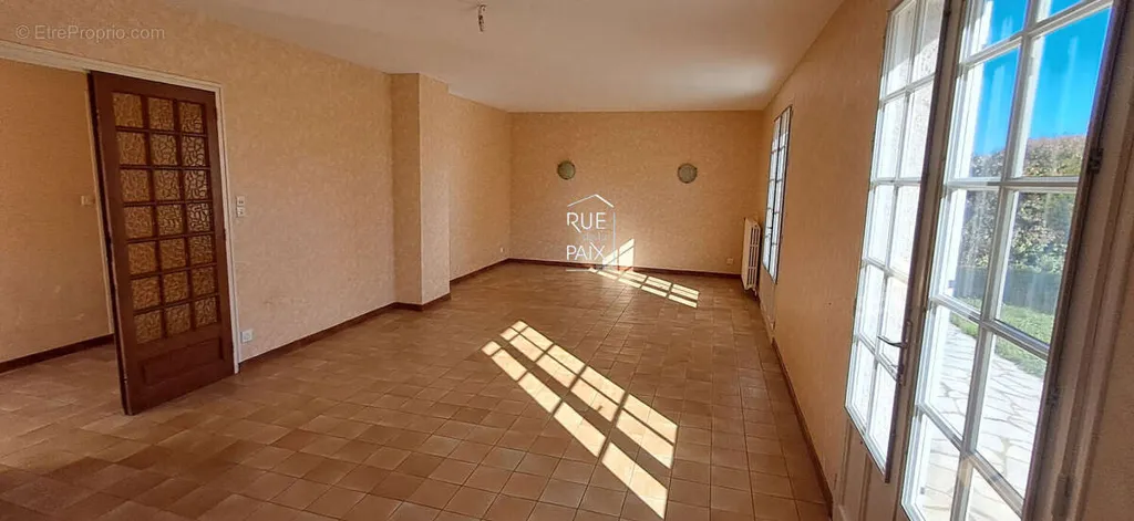 Elutuba - House with Garden in Thuré