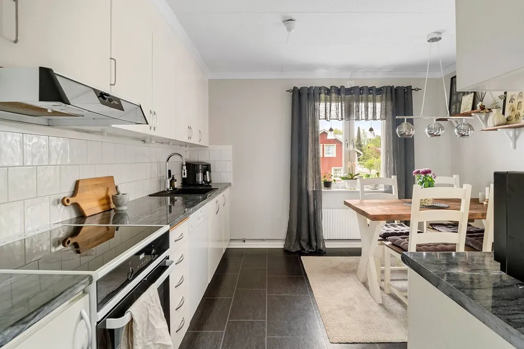 Cuisine - Renovated Apartment with West-Facing Balcony in Hea